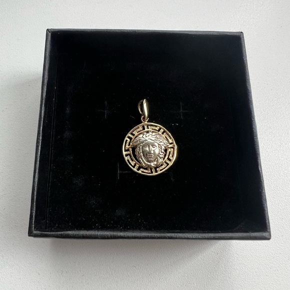 10K GOLD VERSACE PENDANT - Picture 2 of 4